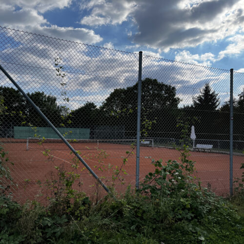 An empty clay tennis court